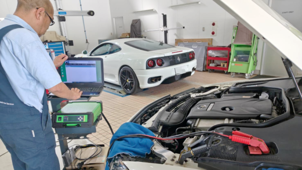 メンテナンス作業の盲点 整備前に必ず「定電圧供給」を